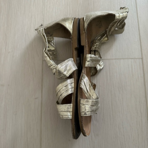 Guess Women's Metallic Gladiator Sandals - Picture 3 of 9